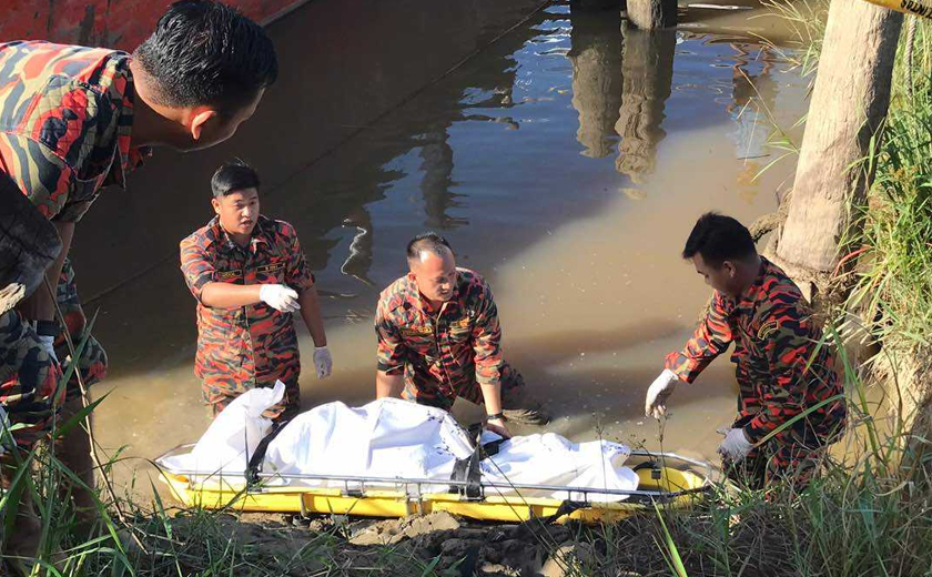  Pasukan SAR menemui mayat mangsa. - Foto JBPM