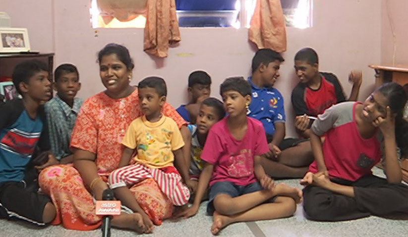 Devi Chinnadurai bersama anak-anaknya tinggal di Projek Perumahan Rakyat (PPR) Desa Rejang, Setapak