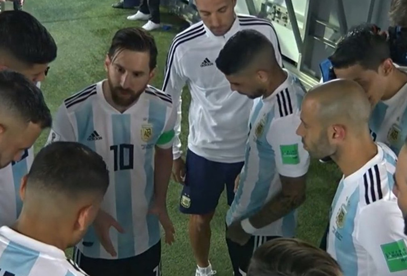 Messi memberi kata dua kepada rakan sepasukan sebelum bersama melangkah masuk padang untuk menyambung aksi di separuh masa kedua. - Sumber: FIFA