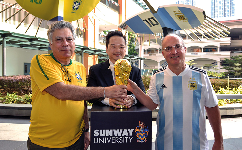Kedua-dua duta Brazil dan Argentina pada majlis pelancaran Sunway Uni World Cup 2018 di sini, baru-baru ini.