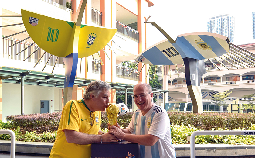 Duta Brazil ke Malaysia Carlos Martins Ceglia (kiri) mencium replika trofi Piala Dunia 2018.