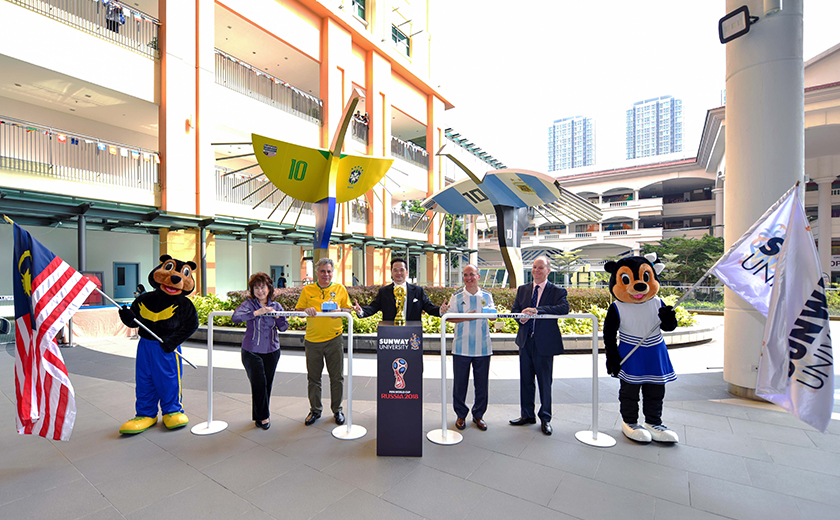 Dari kiri– Pengarah Eksekutif Kanan Sunway Education Group, Dr Elizabeth Lee, Duta Brazil, Carlos Martins Ceglia, penyanyi opera tempatan, Solomon Chong, Duta Argentina, Manuel Balaguer Salas dan Naib Canselor Sunway University, Profesor Graeme Wilkinson bersama dengan maskot Sunway University, Samson dan Sophia.