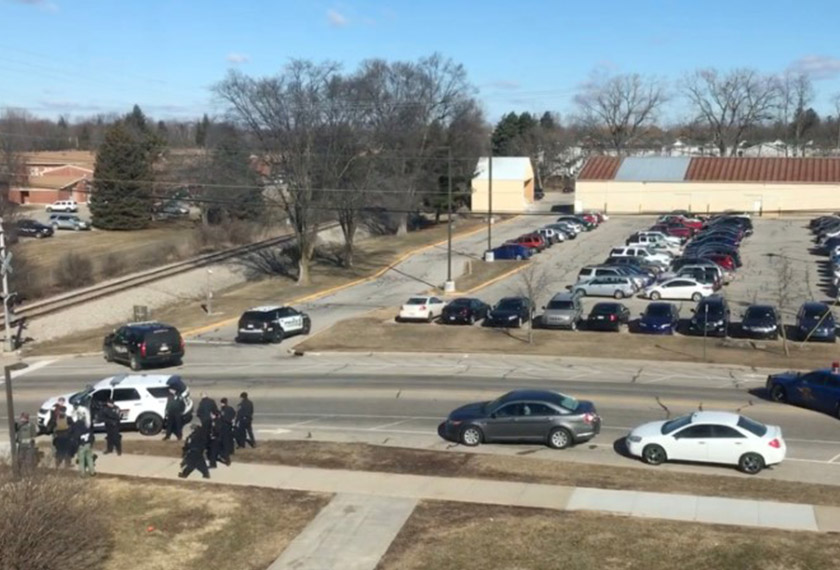 Polis lancar gerakan besar-besaran kesan suspek yang menembak mati ibu bapanya di dalam kampus Universiti Central Michigan - Foto Reuters
