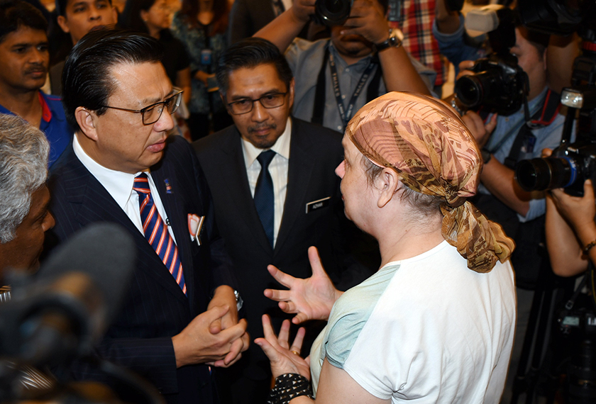 Menteri Pengangkutan Datuk Seri Liow Tiong Lai bertemu dengan waris MH370 selepas Majlis Menandatangani Memorandum Perjanjian Persefahaman Misi Pencarian Operasi MH370 di antara Kerajaan Malaysia dengan syarikat penerokaan dasar laut, Ocean Infinity Limited di Kementerian Pengangkutan hari ini. Turut hadir Ketua Pengarah Jabatan Penerbangan Awam Datuk Seri Azharuddin Abdul Rahman (dua, kiri). - BERNAMA