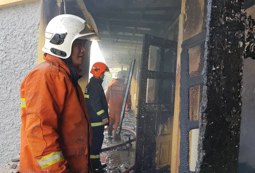 Anggota bomba sedang melakukan operasi memadam di lokasi kejadian. - Foto ihsan JBPM Sabah