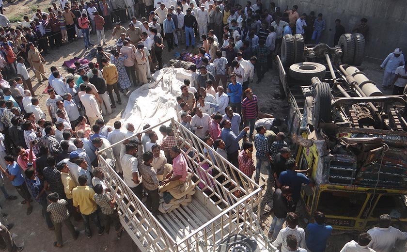 Trak malang ini membawa sejumlah 60 orang penumpang dalam perjalanan ke majlis perkahwinan - Foto AP