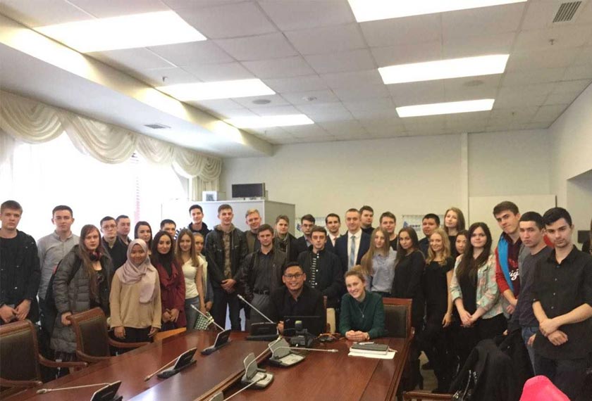 Dr Hazmi turut menjalankan kelas-kelas perbincangan bagi kelas-kelas sarjana muda perundangan. - Astro AWANI