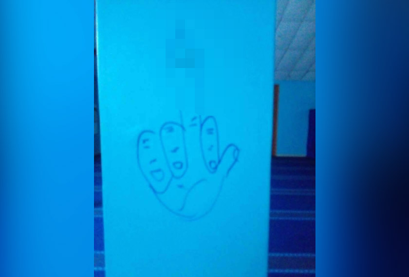 Gambar lucah yang dilukis oleh suspek di tiang sebuah masjid di Sungai Siput.