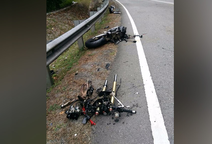 Salah satu superbike yang terlibat dalam kemalangan itu terbelah dua ekoran rempuhan dengan sebuah Perodua Bezza. - Foto ihsan Bomba