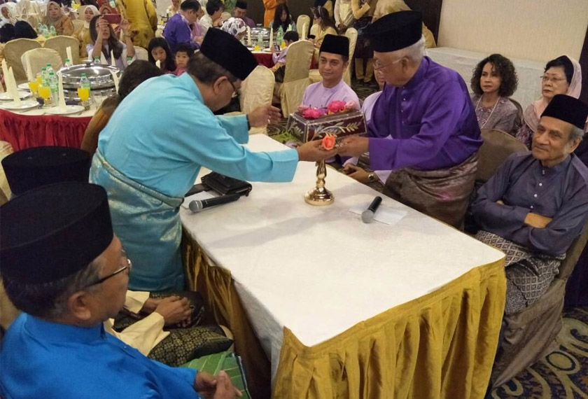 Wakil kedua-dua keluarga bertemu pada majlis pertunangan. - Foto Pembaca Astro AWANI