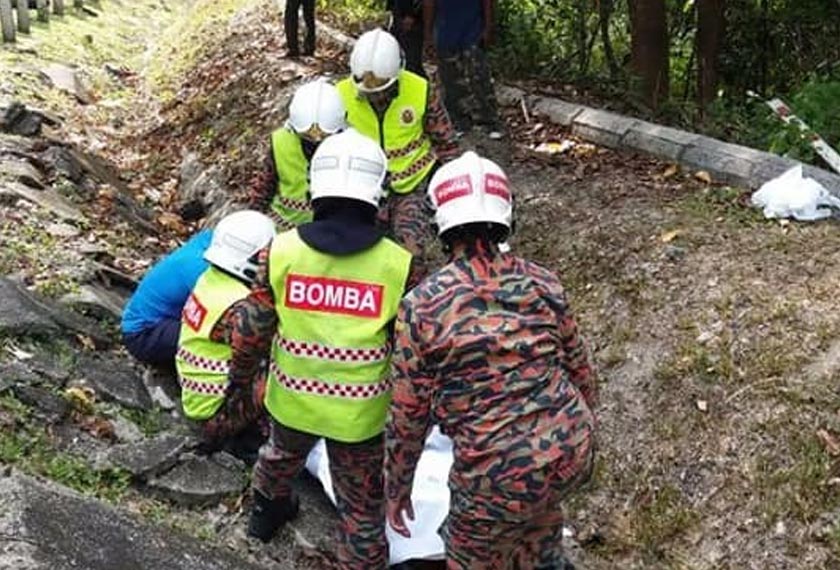 Salah seorang penunggang superbike tercampak ke dalam longkang. - Foto ihsan Bomba