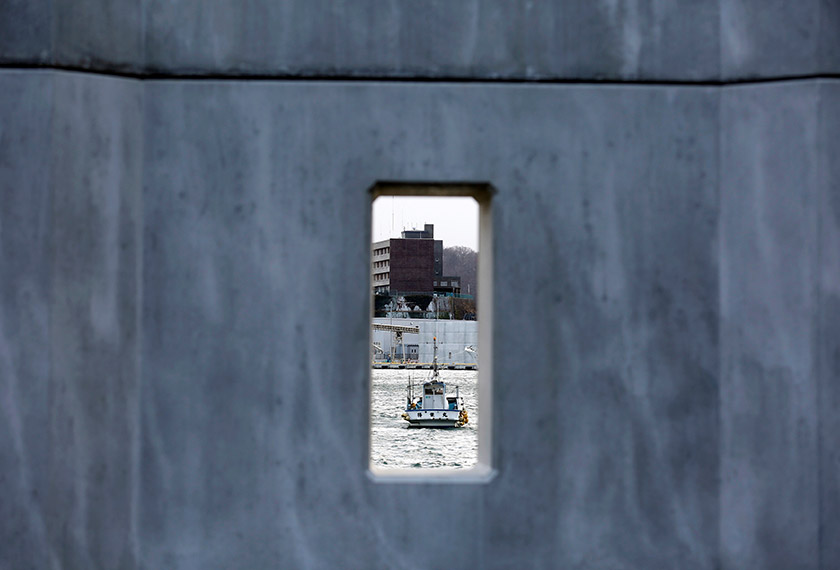 Tembok di bandar Kesennuma ini mempunyai 'tingkap' untuk warga tempatan meninjau suasana laut. - Reuters
