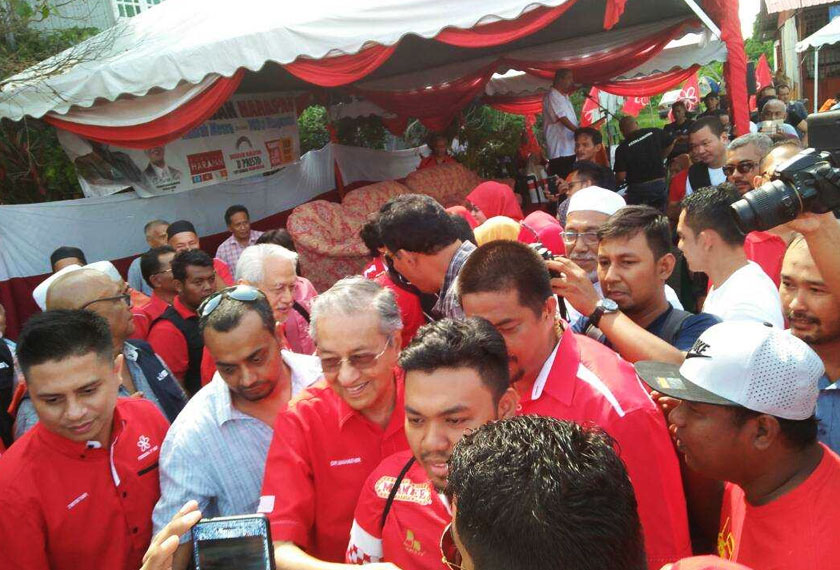 Dr Mahathir ketika menghadiri program Ramah Mesra Jelajah Pakatan Harapan di Tanah Merah, Kelantan pada Sabtu. - Astro AWANI