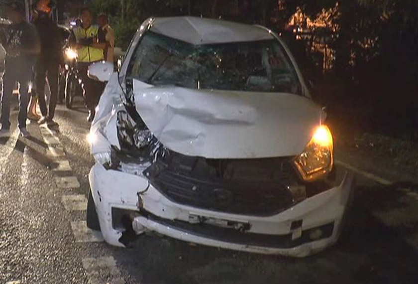 Keadaan kereta Perodua Myvi yang merempuh dua mangsa. - Astro AWANI
