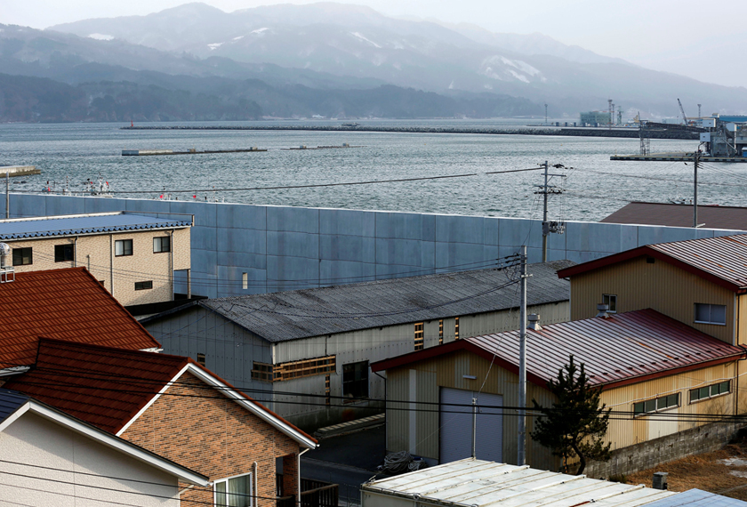 Tembok ini dibina bertujuan untuk melindungi penduduk, namun kehadirannya belum diterima sepenuhnya oleh warga tempatan. - Reuters