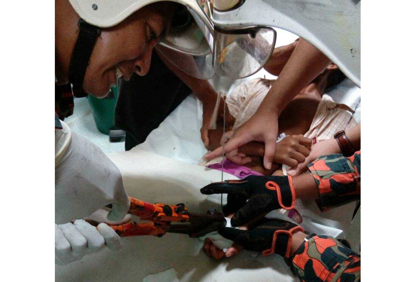 Anggota Bomba ketika memotong batang besi panah tersebut. - Foto ihsan Bomba