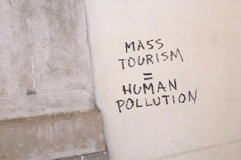 Mesej ini ditemui pada sebuah tembok di Lisbon, Portugal. Apa pandangan anda? - Astro AWANI/HamzTravels