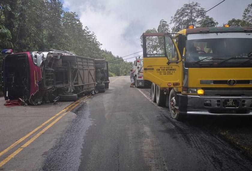 Bas yang dinaiki mereka terbabas lalu terbalik di tengah jalan. - Foto Astro AWANI/Ruzaini Zulkepli