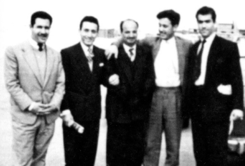 Gambar ini dirakam di Kuwait pada 1957 ketika Arafat (tengah) berusia 28 tahun - Foto english.alarabiya.net