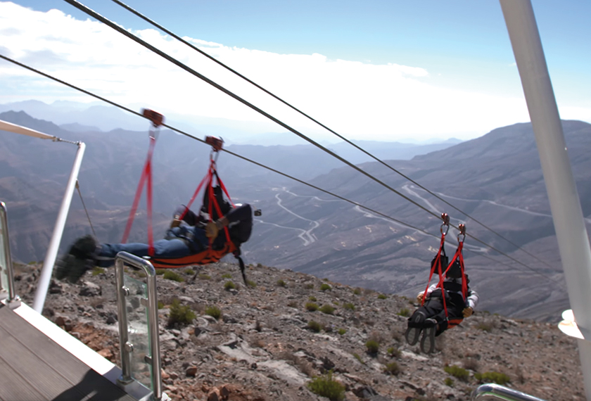 Dua peserta dilepaskan serentak dari platform 'zip line'. - First and Ten Productions