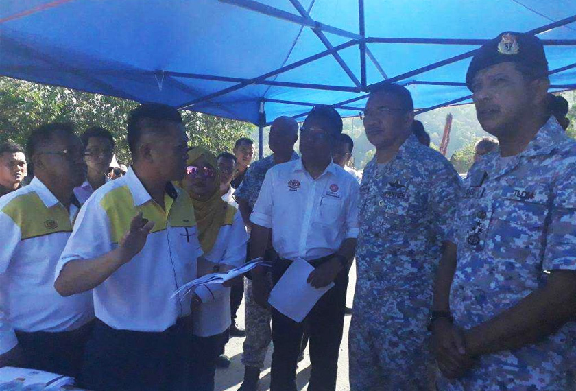 Hishammuddin ketika bertemu dengan pemimpin tempatan selepas menghadiri Jelajah Perkasa Perwira di Pangkalan TLDM Sepanggar. - Foto Astro AWANI/Ruzaini Zulkepli