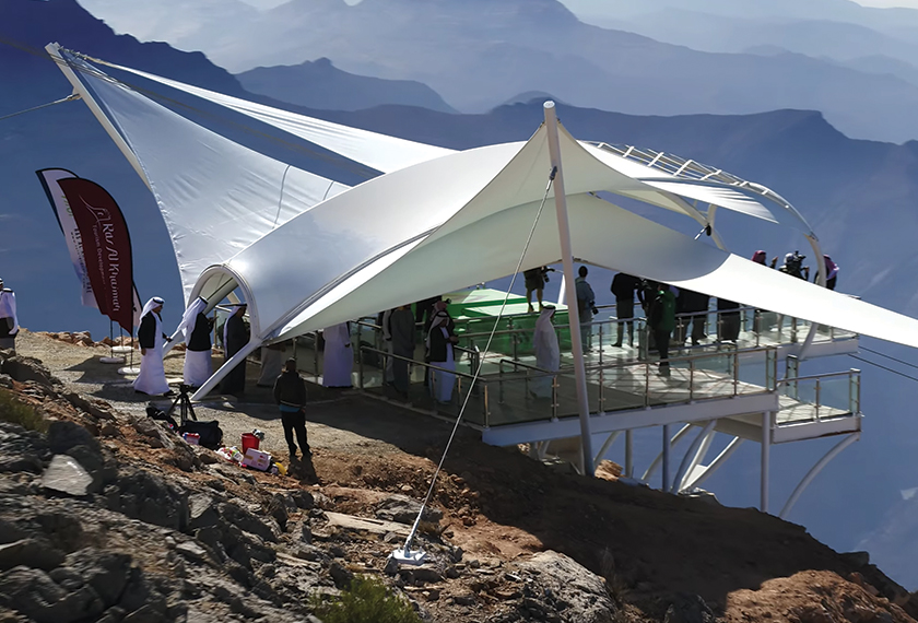 Fasiliti terbaharu ini adalah hasil kerjasama RAKTDA dan pengendali 'zip line' terkemuka dunia, Toro Verde. - Dua peserta dilepaskan serentak dari platform 'zip line'. - First and Ten Productions