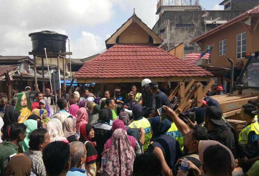 Situasi tenang di pasar Pasir Puteh memaksa pasukan polis untuk meredakan keadaan. - Foto Astro AWANI/Vivi Sumanti