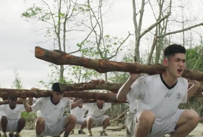 Babak latihan fizikal mengingatkan penulis kepada salah satu babak yang hampir serupa dalam filem Ola Bola.