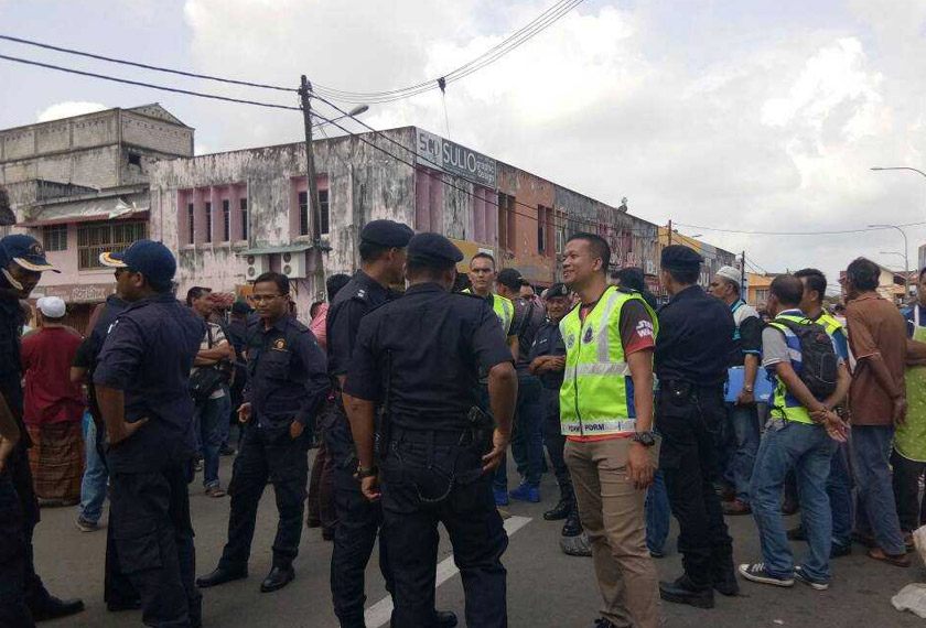 Situasi di kawasan pasar Pasir Puteh tenang hingga memaksa pasukan polis untuk meredakan keadaan. - Foto Astro AWANI/ Vivi Sumanti