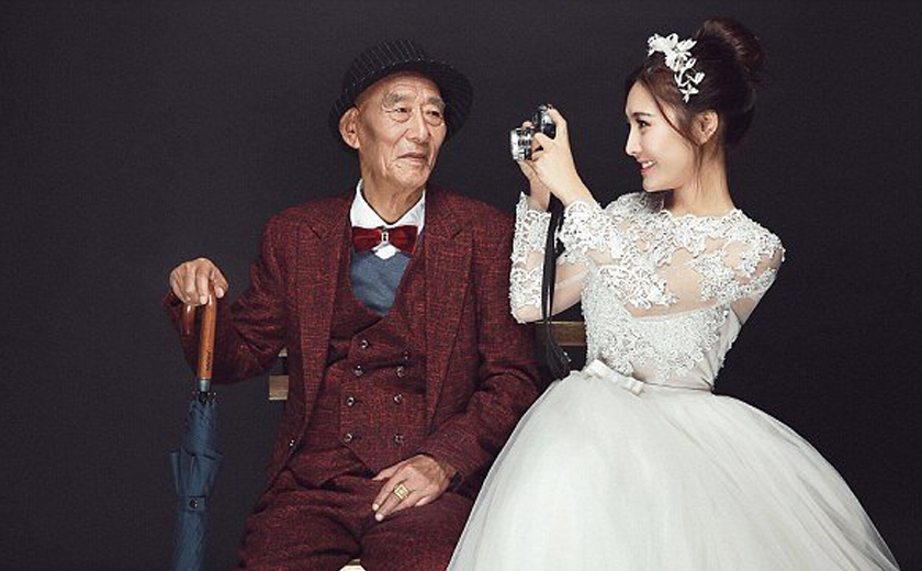 Seorang wanita berusia 25 tahun nekad mengambil foto perkahwinan bersama datuknya yang semakin uzur.