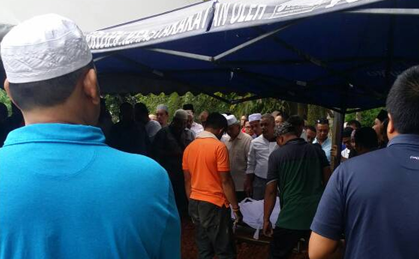 Allahyarham disemadikan di Tanah Perkuburan Islam Bukit Kiara, Petaling Jaya pada petang tadi. - Foto Astro AWANI / Razak Chik