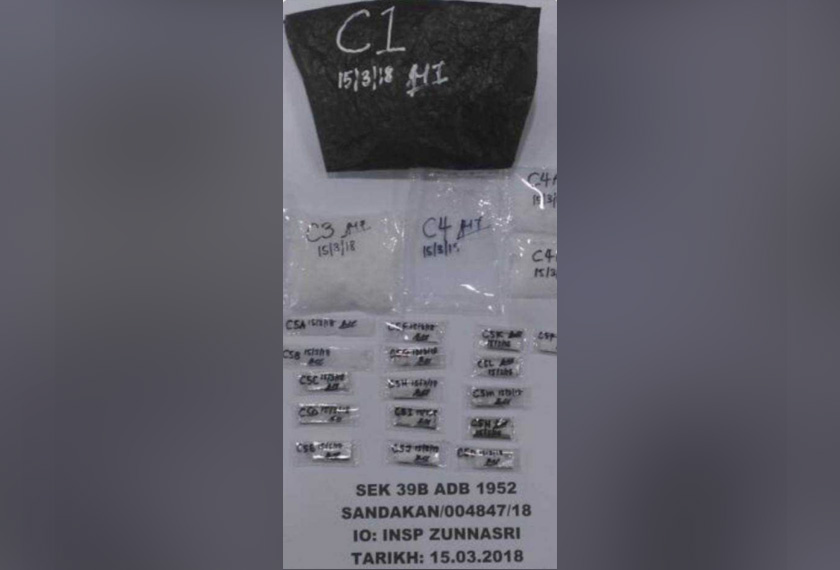 Antara plastik lutsinar berisi hablur ditemui bersama dua suspek. - Foto ihsan PDRM