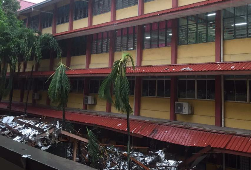 Bumbung sekolah yang diterbangkan angin kencang.