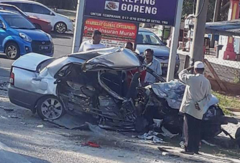 Kenderaan dinaiki mangsa remuk selepas bertembung dengan sebuah kereta pacuan empat roda sebelum terbabas melanggar tiang elektrik. - Foto Astro AWANI