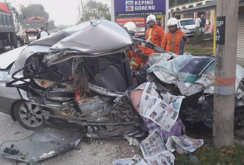 Terdapat mangsa yang tersepit akibat kemalangan itu. - Foto Astro AWANI