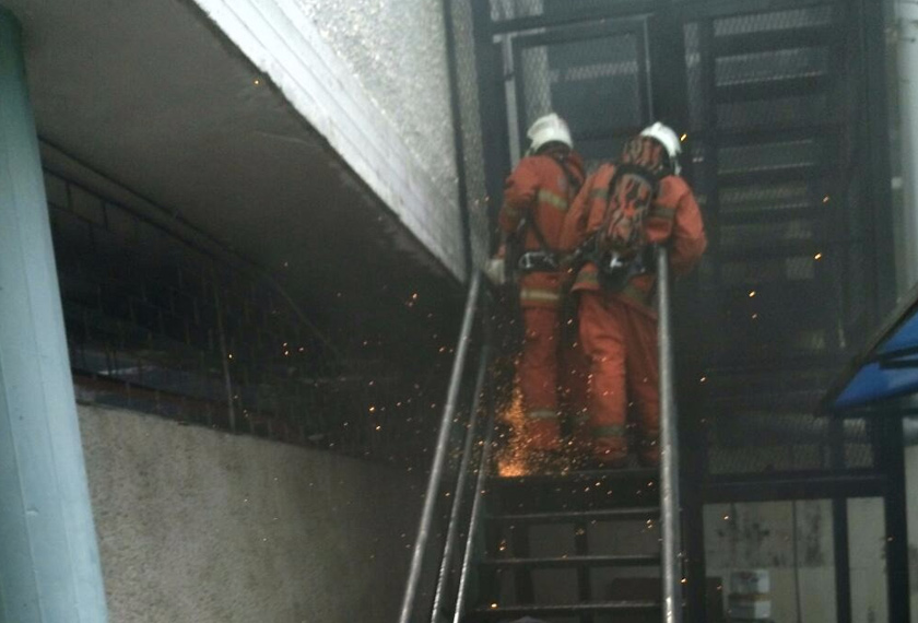 Anggota bomba berusaha memadam kebakaran sebuah bangunan yang terbakar di HKL tengah hari ini. - Foto ihsan JBPM Kuala Lumpur