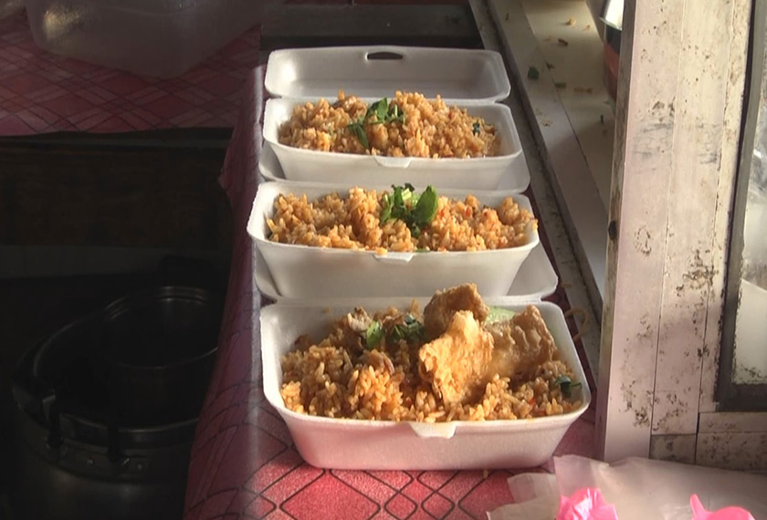 Nasi goreng sotong emas yang menarik perhatian penduduk di sekitar Dungun. - Foto Astro AWANI