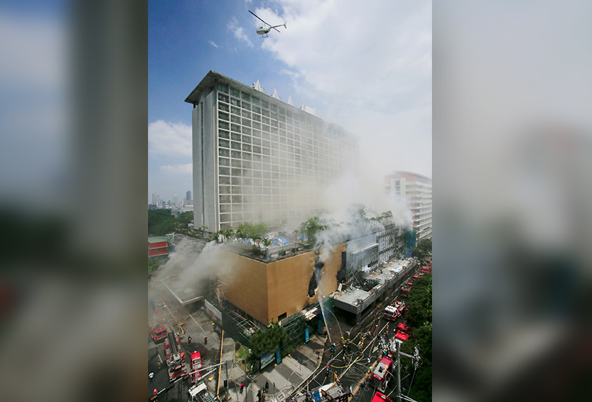 Sebuah helikopter terbang di atas bangunan untuk menyelamatkan tetamu hotel dan pekerja yang terperangkap. - REUTERS