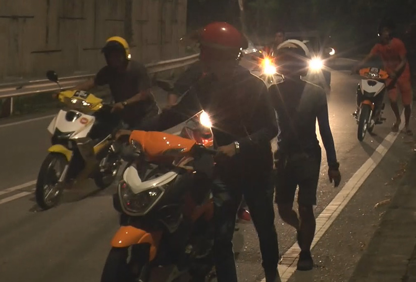 Sebahagian mat rempit diarahkan menolak motosikal masing-masing ke IPD Kajang. - Foto Astro AWANI