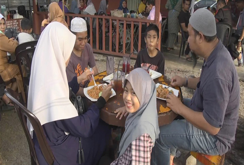 Antara pengunjung yang datang untuk menikmati menu nasi goreng sotong emas. - Foto Astro AWANI