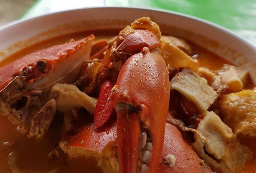 Selepas guna sudu atau garpu, anda bebas guna tangan anda untuk menikmati isi ketam ini! - Facebook: Cik Jan Mee Ketam Kelip-Kelip kg Dew