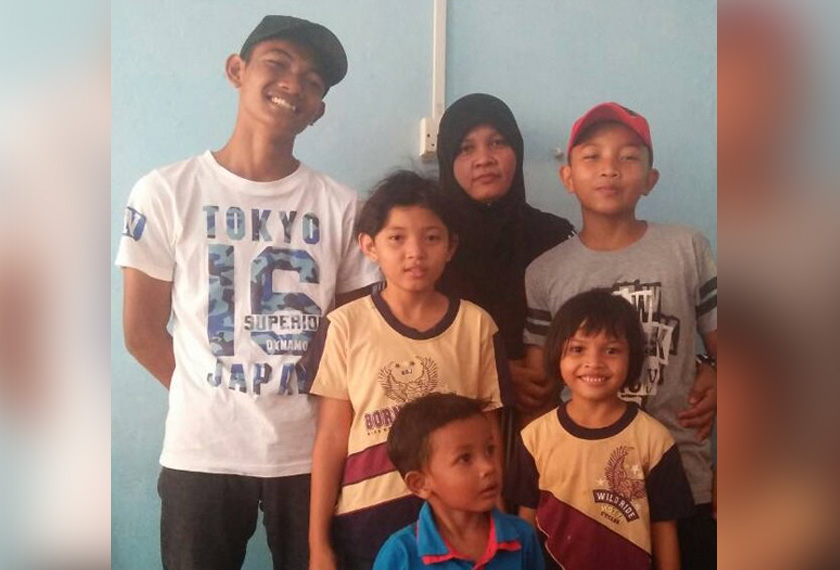 Sukri (kanan) bersama ibu dan adik-beradiknya.