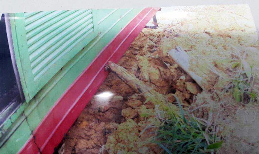 Kayu yang terkeluar dari tanah dan terkena kaki mangsa. - Astro AWANI