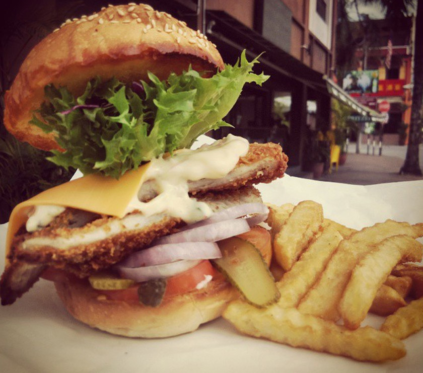 Siang ke malam,The Gate Cafe menjadi tumpuan anak-anak muda dan keluarga untuk menikmati hidangan tempatan dan Barat. - Instagram @thegatecafe