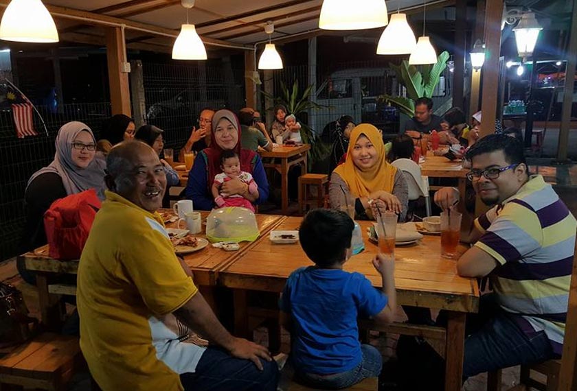 Meriahnya suasana pada waktu malam di The Train. Kepak ayam jadi lebih sedap dimakan kalau 'direbut-rebut' dengan ahli keluarga. - Facebook The Train 