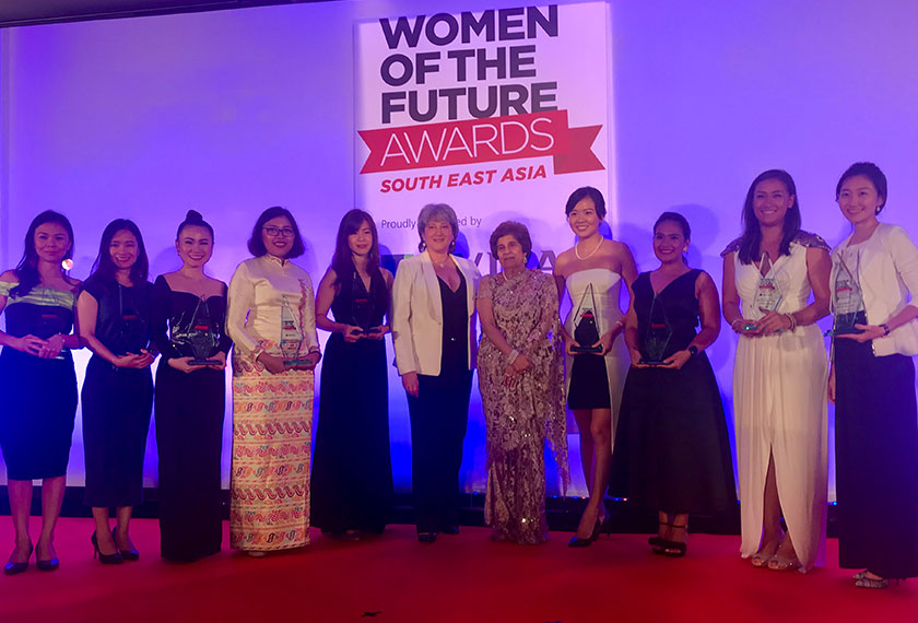 9 pemenang 'Women of the Future Awards' Asia Tenggara bersama penaungnya Pinky Lilani dan Pesuruhjaya Tinggi Britain ke Malaysia Vicki Treadell. - Foto Astro AWANI / Jasmine Abu Bakar
