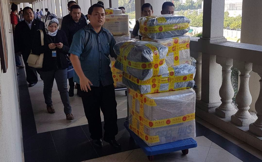 Bahan bukti dibawa ke Mahkamah Sesyen Kuala Lumpur pada Selasa. Foto SPRM
