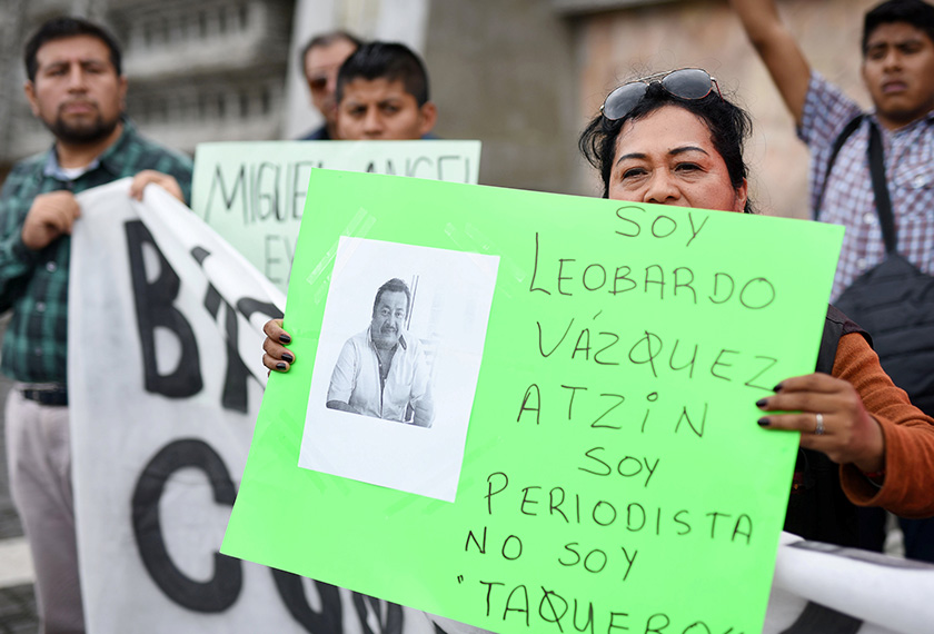 Sekumpulan wartawan membuat demonstrasi mendesak kes pembunuhan Vasquez mendapat keadilan. - Reuters