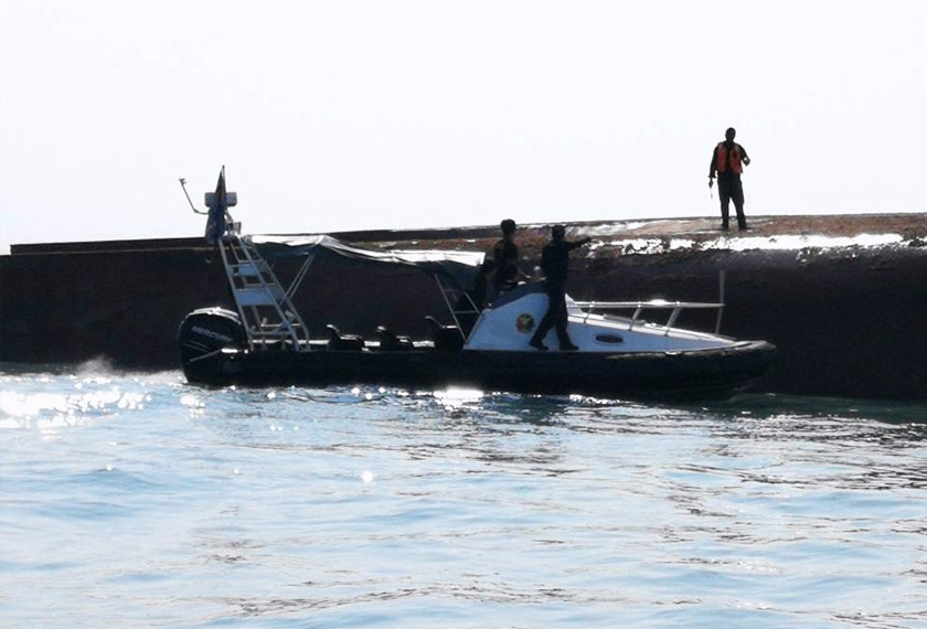Pasukan penyelamat Maritim Malaysia meninjau kapal korek pasir itu hari ini.