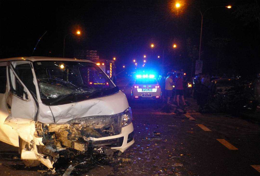 Keadaan van Nissan Urvan yang terbabit kemalangan di Jalan Tuaran Bypass pagi tadi.